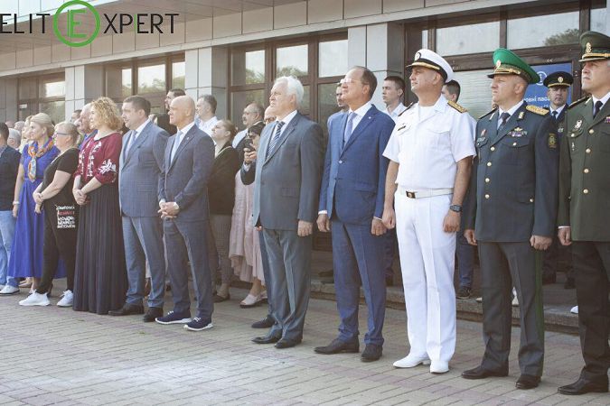 В одесском аэропорту подняли самый большой государственный флаг Украины