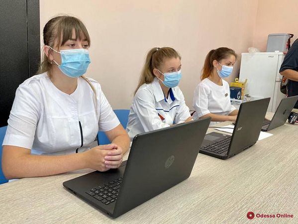 Пункт вакцинации открыли в аэропорту Одессы 02