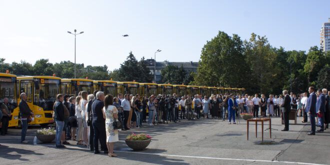 Главам ОТГ Одесской области возле ОГА передали новые школьные автобусы