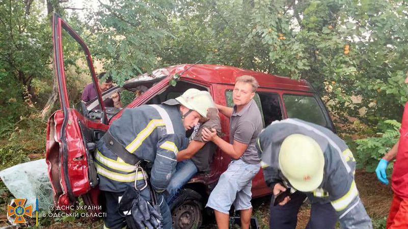 На Одещині легковик врізався у дерево: пасажирів та водія діставали рятувальники