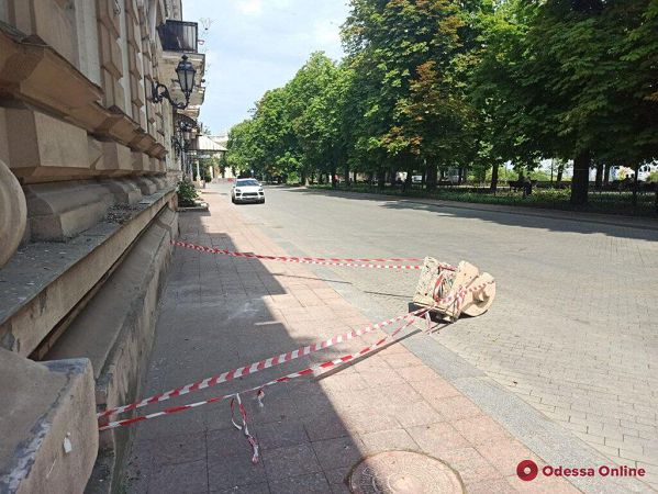 Мэрия обратится в Минкульт из-за обвала лепнины с фасада дома-памятника архитектуры в центре Одессы