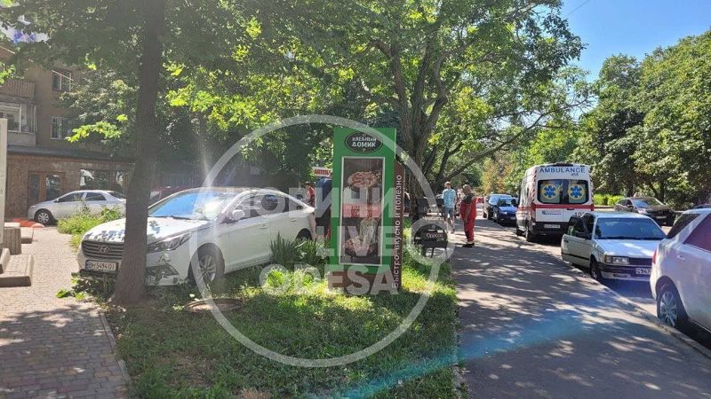 В Одесі автівка таксі на великій швидкості влетіла у дерево: у водія піна з рота та судоми. Відео