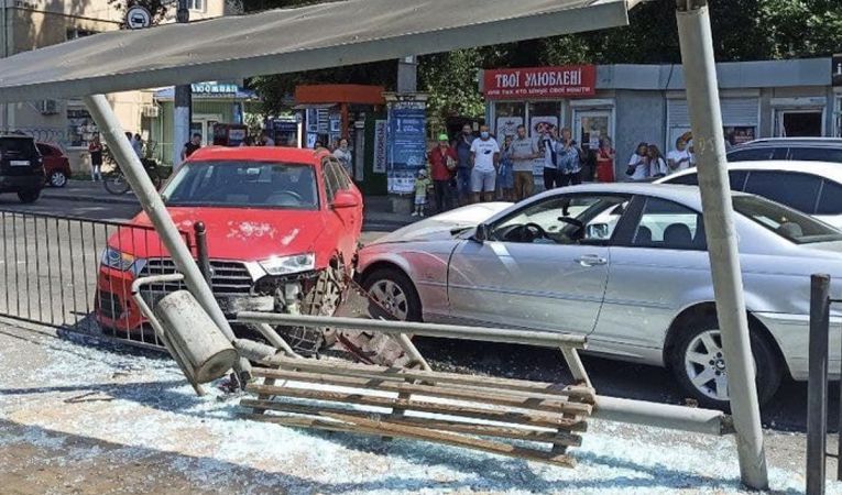 В Одессе водитель BMW на скорости врезался в остановку, есть пострадавший