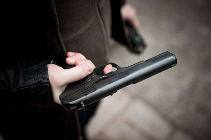 Во дворе многоэтажного дома расстреляли человека, полиция держит в секрете его имя