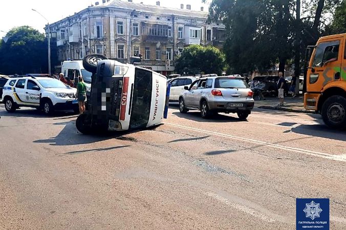 В Одесі унаслідок ДТП перекинулася автівка «швидкої»: травмованих немає