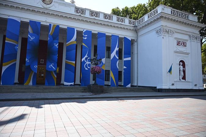 Одесскую мэрию приодели в честь праздников