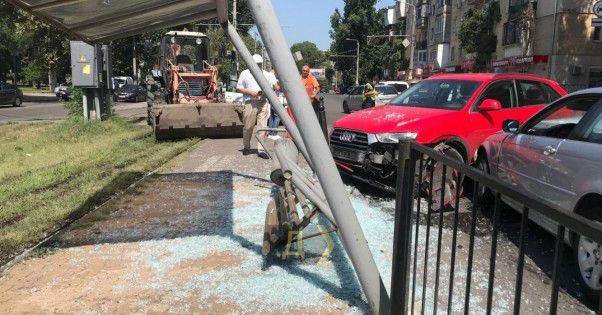 В Одессе от столкновения автомобилей упала трамвайная остановка, пострадали люди (ФОТО, ВИДЕО)