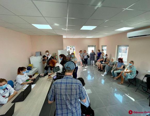 Пункт вакцинации открыли в аэропорту Одессы 05