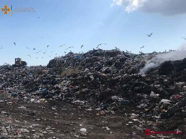 В Белгород-Днестровском районе спасатели тушат пожар на свалке