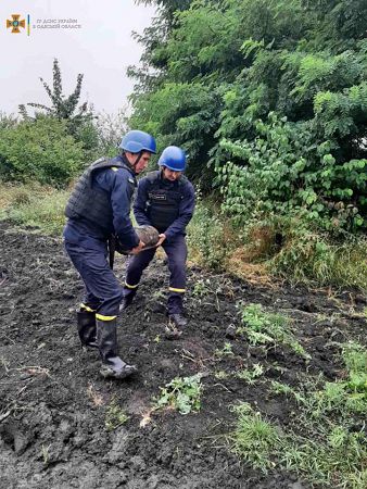 В Одеській області фермер на своєму городі знайшов радянську авіабомбу. Фото