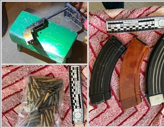 Пістолети, карабіни та набої: в Одеській області рецидивісти виготовляли вдома вогнепальну зброю. Фото