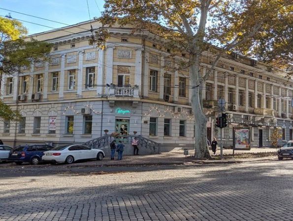 Мэрия Одессы декоммунизирует старинное здание на Пушкинской