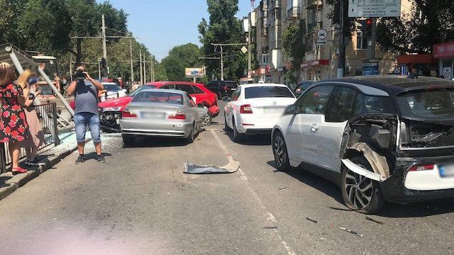 Зіткнувся з трьома авто і врізався в зупинку: в Одесі сталася масова аварія