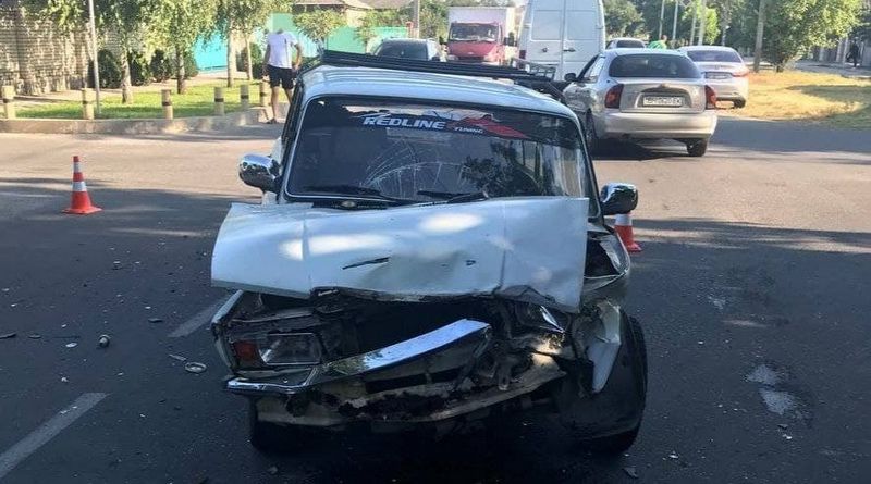 В Измаиле пенсионер на "семерке" не пропустил VW Caddy и перевернул его: два человека пострадали