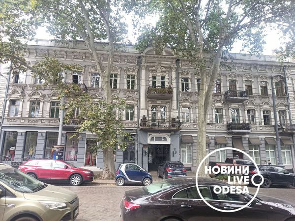 Дощ заливає квартири, а у підвалі прорвало каналізацію: як в Одесі триває протидія забудові історичного центру міста