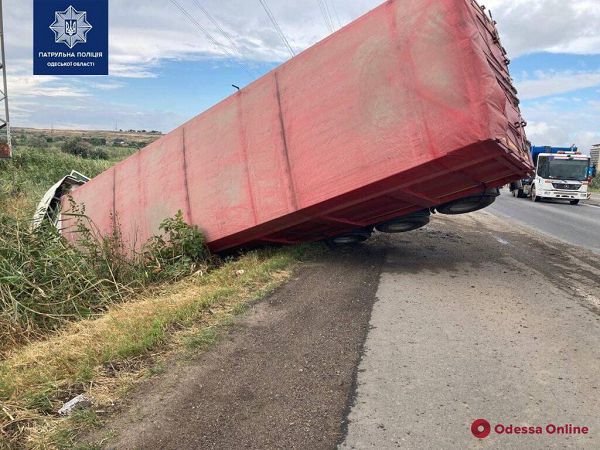 На Объездной дороге перевернулся грузовик