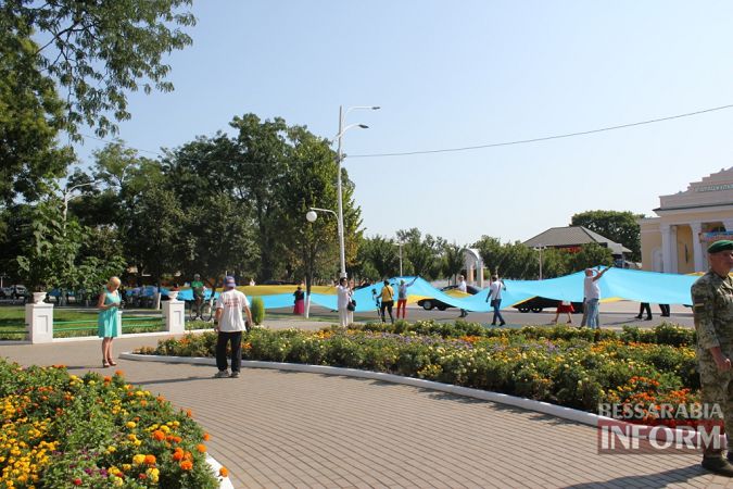 В Измаиле торжественно отметили День независимости Украины и пронесли огромный флаг