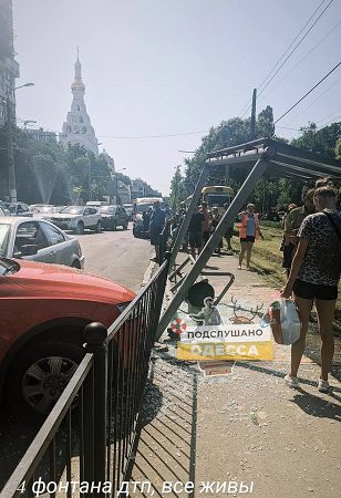В Одессе произошло масштабное ДТП, одна из машин влетела в остановку. Фото и видео с места аварии