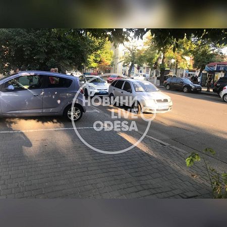 В Одесі зіштовхнулися ВАЗ та Skoda: в одній із автівок перебувала сім’я з маленькою дитиною. Відео