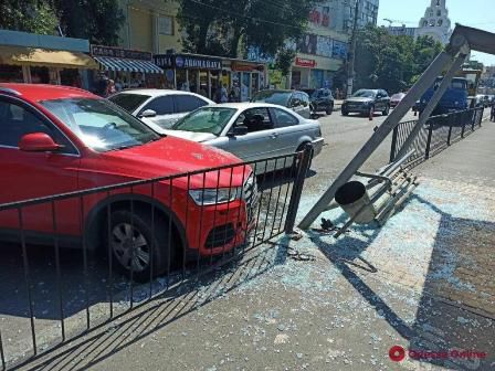 В Одессе иномарка протаранила остановку общественного транспорта — есть пострадавшие