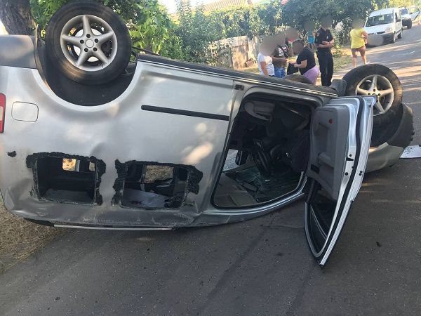 В Измаиле пенсионер на “семерке” не пропустил VW Caddy и перевернул его: два человека пострадали