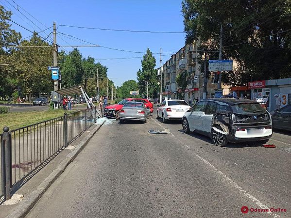 На Фонтане автомобиль влетел в остановку с людьми — есть пострадавшие (фото)