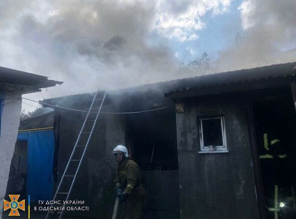 В Одессе горел дом, в котором находились  женщина и дети