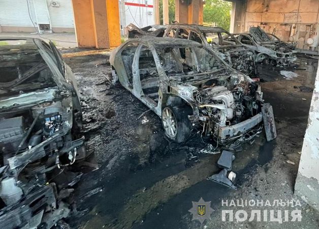 В Одессе на недействующем заводе “Лукойл” полностью сгорели шесть автомобилей – полиция подозревает поджог