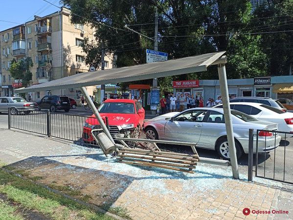 На Фонтане автомобиль влетел в остановку с людьми — есть пострадавшие (фото)
