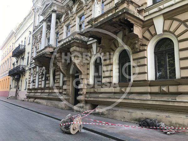 В Одессе от памятника архитектуры отвалился кусок лепнины, в мэрии «разводят руками»