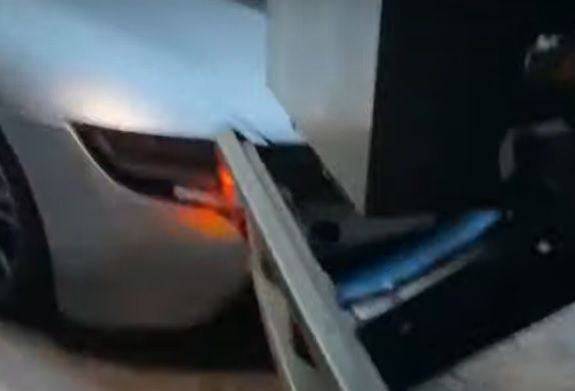 Сдавал задом и помял суперкар: в Одессе автозак Нацгвардии устроил «дорогое» ДТП, видео