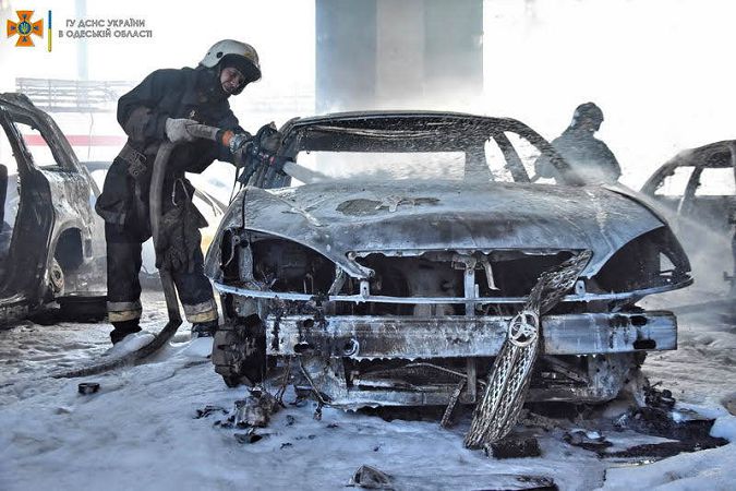 На территории завода “Лукойл” в Одессе полностью сгорели 6 автомобилей