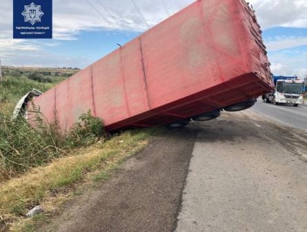 На трассе под Одессой перевернулась фура