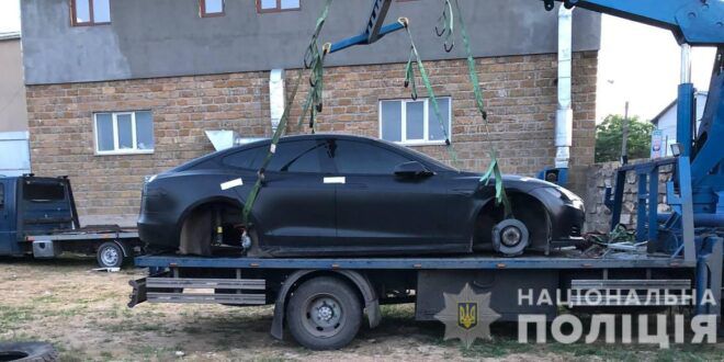 Одессит одолжил автомобиль Tesla у своего знакомого и разобрал его на запчасти