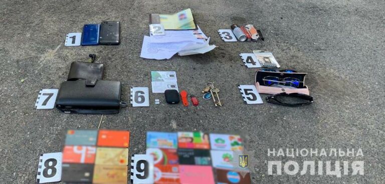 Возле Староконного рынка мужчина обокрал автомобиль одесситки