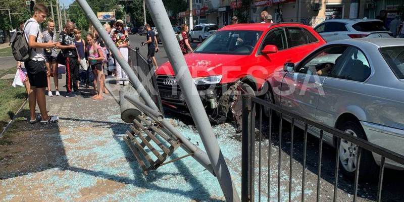 В Одессе два автомобиля влетели в остановку с людьми: первые подробности и видео
