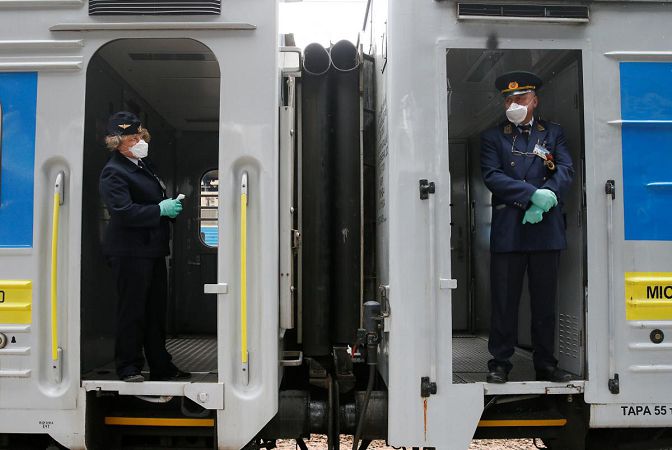 В Одесской области неизвестные блокировали движение пассажирского поезда и разбили стекла в дверях вагона