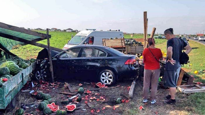 Под Одессой автомобиль таранил лавку с арбузами вдоль дороги