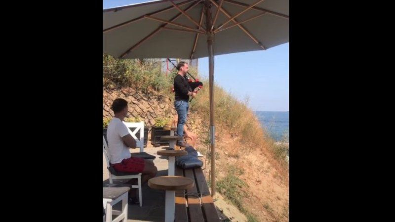 В Одессе на пляже американец исполнил гимн Украины на необычном музыкальном инструменте