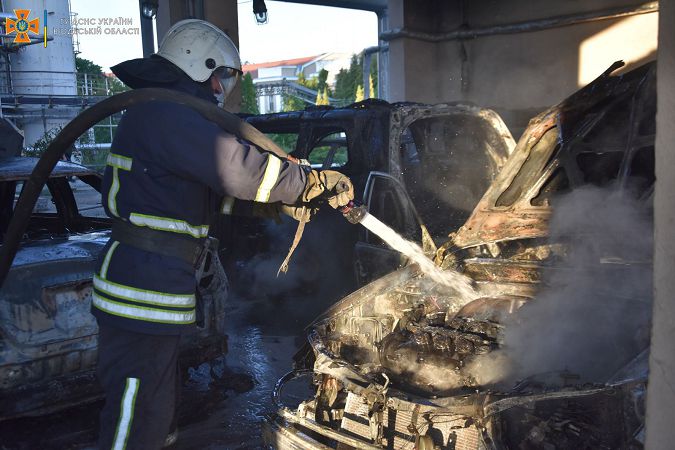 Масштабна пожежа на Одеському НПЗ: згоріли шість автомобілів