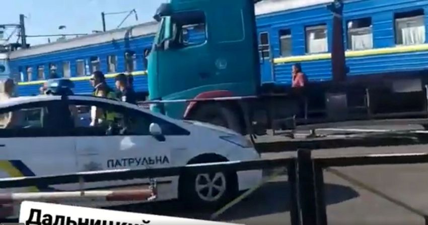 Вчера вечером на Дальницком переезде столкнулись пассажирский поезд и фура (ВИДЕО)