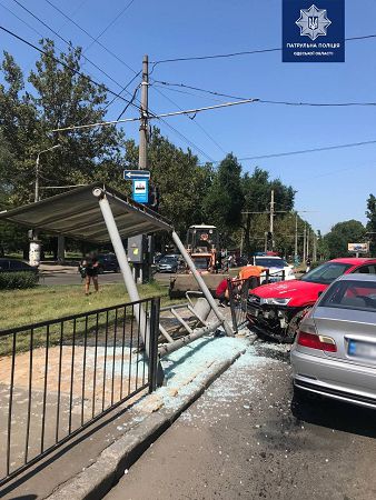 ДТП в Одессе: водитель столкнулся с тремя автомобилями и въехал в остановку
