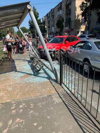 На Фонтане легковушка врезалась в остановку, пострадали люди (ФОТО, ВИДЕО)