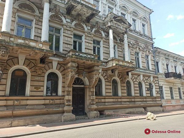 Мэрия обратится в Минкульт из-за обвала лепнины с фасада дома-памятника архитектуры в центре Одессы