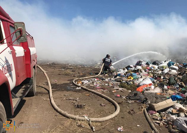 Спасатели почти четыре часа тушили пожар на свалке в Одесской области