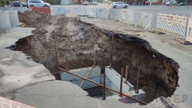 Коммунальщики Одессы продолжают «войну» с провалом на Генерала Петрова