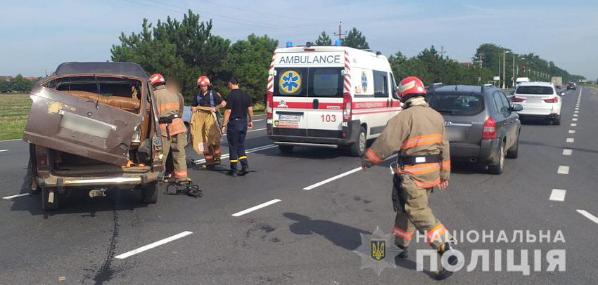 Поліцейські встановлюють обставини ДТП поблизу села Молодіжне, в якій постраждали троє чоловіків