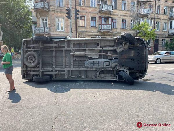 ДТП на Молдаванке — перевернулась «скорая» (фото, обновляется)