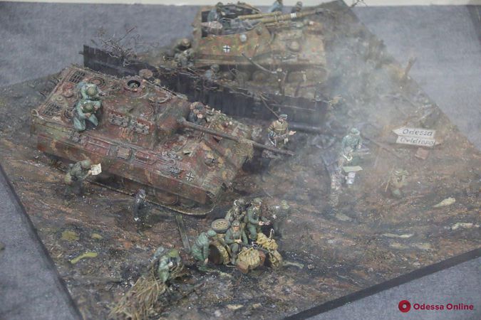 К 80-летию начала героической обороны Одессы на 411-й батарее открылась выставка военной миниатюры (фото)