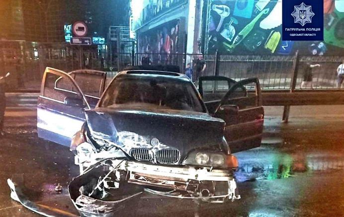 Возле одесского вокзала 19-летний водитель на BMW врезался в отбойник – авто загорелось